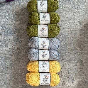 Yarn Bee feelin chunky yarn
Colors: 2-curry,2-dove &3-olive
Lot of 7 
New